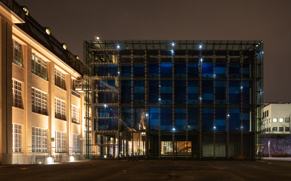 Der gläserne Kubus des ZKM funkelt im Dunkeln mit hellen Lichtpunkten. Eine Installation von Walter Giers.