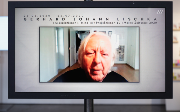 Zu sehen ist ein Bildschirm, auf dem das Gesicht eines alten Mannes spielt. Über dem Kopf des Mannes steht der Name Gerhard Johann Lischka. 