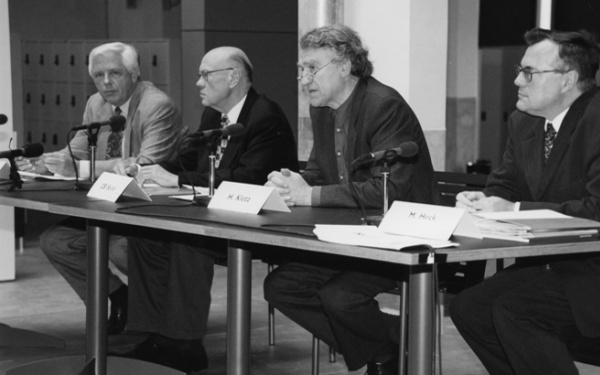 4 Männer an einem Tisch während einer Pressekonferenz