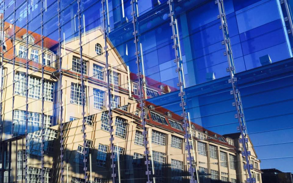 Die Fassade des ZKM gespiegelt in den blauen Glasscheiben des ZKM_Kubus.