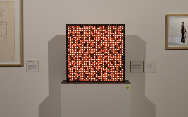 Eine quadratische Box, die aus kleinen Lampen bestehen, die entweder rot leuchten oder aus und schwarz sind