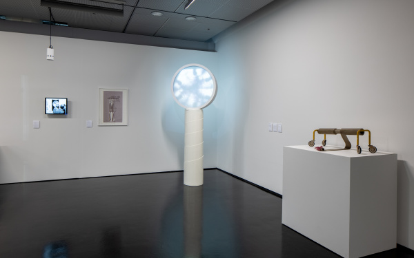 In der Ecke eines Ausstellungsraumes steht eine leuchtende, weiße Skulptur