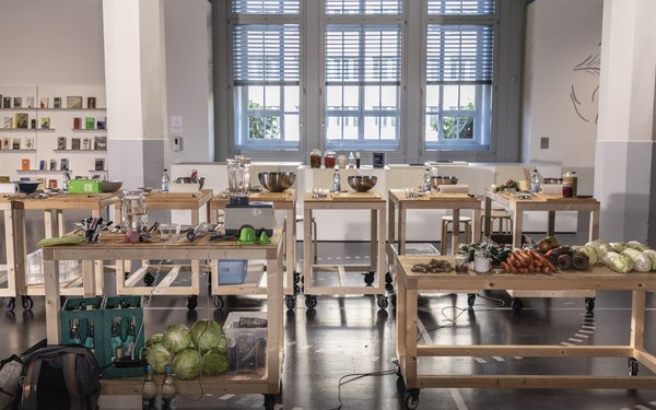 Gemüse und Küchenutensilien auf Holztischen