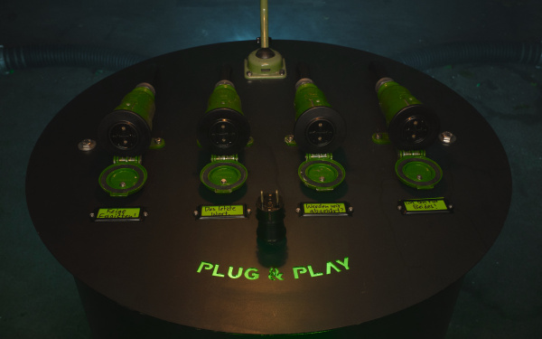 Top view of the control panel of the installation »Talking Tubes« with the inscription »Plug & Play«