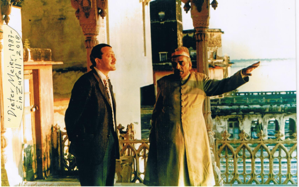 Zu sehen ist Dieter Meier neben einem Mann mit orientalischer Kopfbedeckung