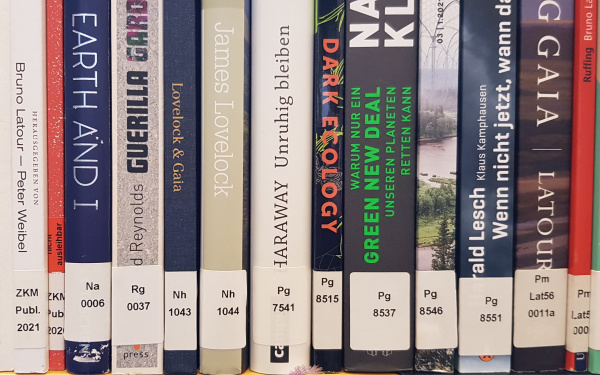 Bücher zur Ausstellung Critical Zones in der Bibliothek