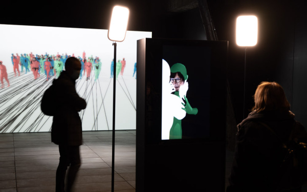 Hanna Haaslahti, »Captured«, 2021 Immersive Installation mit Echtzeit-Gesichtserkennungstechnologie Courtesy die Künstlerin und Diversion Cinema