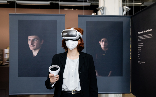 Zu sehen ist die Ko-Kuratorin Teresa Retzer, die mit VR-Brille im Ausstelungsraum steht