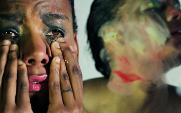 People of Color Frau schlägt Hände vors Gesicht