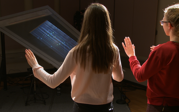 Personen interagieren mit der Installation »Chordeograph Augmented Reality« beim gleichnamigen Workshop mit dem Künstler Gero Koenig