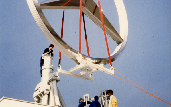 Walter Giers, »Montage des Mercedessterns (Foto)«, 1988. ZKM | Zentrum für Kunst und Medien Karlsruhe, Walter Giers / ZKM-01-0145-02-00360