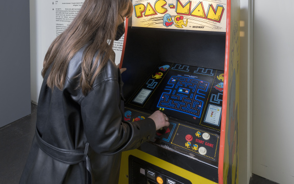 Pac-Man Automat in Benutzung einer Besucherin