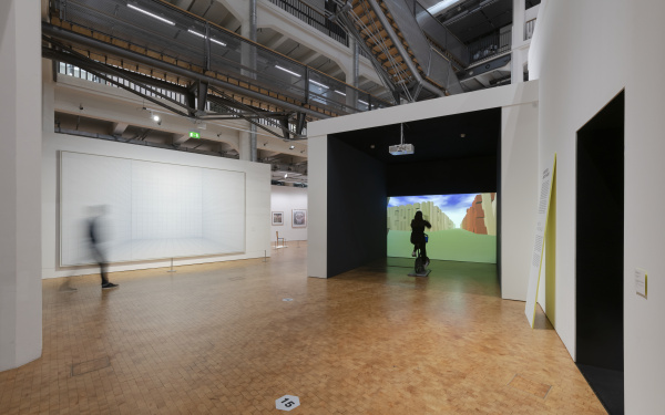 Blick in die Ausstellung auf die Installation »Legible City« von Jeffrey Shaw und das Werk »Licht-Raum (300)« von Hans Peter Reuter 