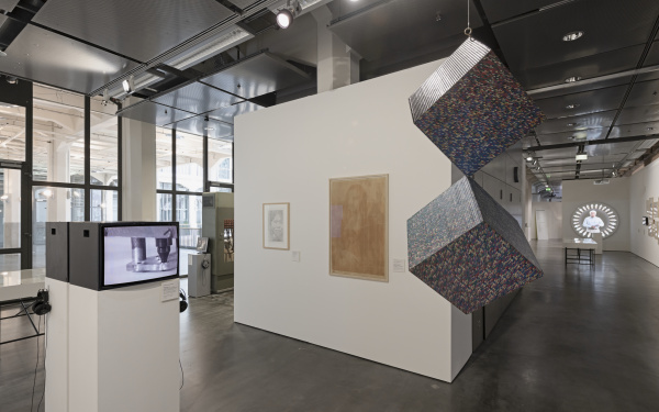 Blick in die Ausstellung »Writing the History of the Future«