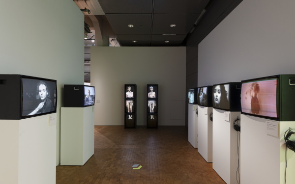 Blick in die Ausstellung auf verschiedene Franziska Megerts Installation »Das Spiel mit dem Feuer«