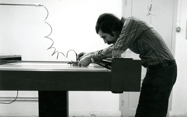 Manfred Mohr stellt einen Benson Plotter ein in Centre de Calcul de la Météorologie Nationale, 1971