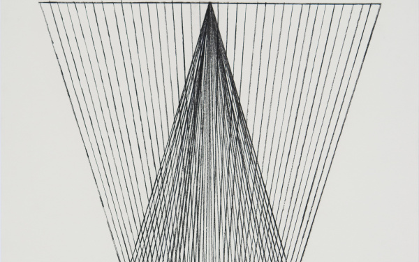 Das Werk besteht aus Zwei Dreiecken, die sich mit der Spitze an der größeren Länge des anderen Dreiecks treffen. Das Bild besteht aus Tusche mit Rohrfeder auf Papier.
