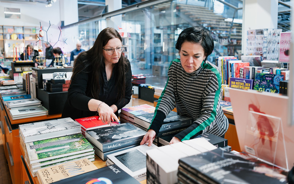 Zwei Frauen beim Richten der Bücher im ZKM Shop.