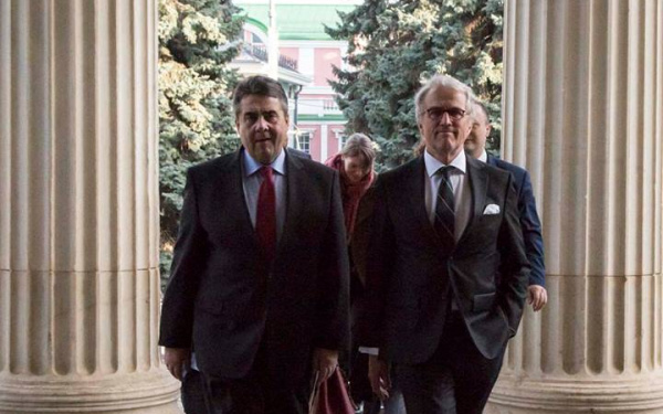  Sigmar Gabriel and another man go to the entrance of the »Art in Europe« exhibition in Moscow.