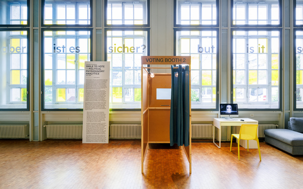 Ansicht der interaktiven Installation "Smile to Vote – Political Physiognomy Analytics"