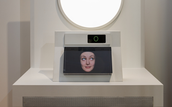 Zu sehen ist die Installation "TRUST". Ein Avatar einer Frau schaut mit ihren Augen nach oben.