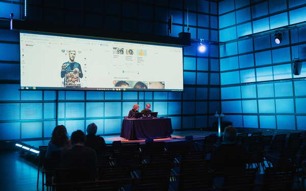 Zu sehen ist das Medientheater des ZKM. 