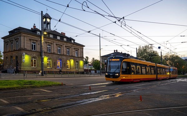 Zu sehen ist die Straßenbahn in Karlsruhe.