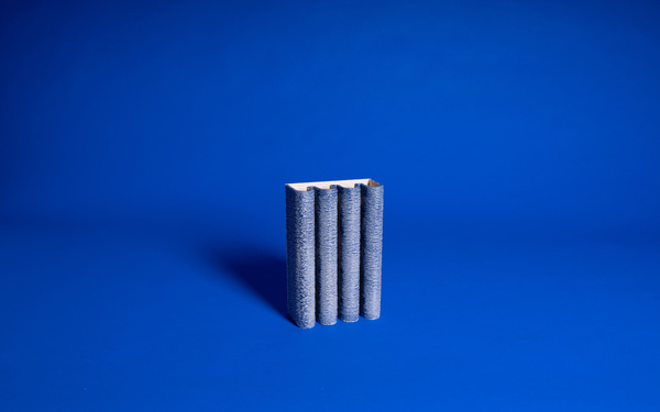 The picture shows a tile made of robust ceramic using a 3D printing process.