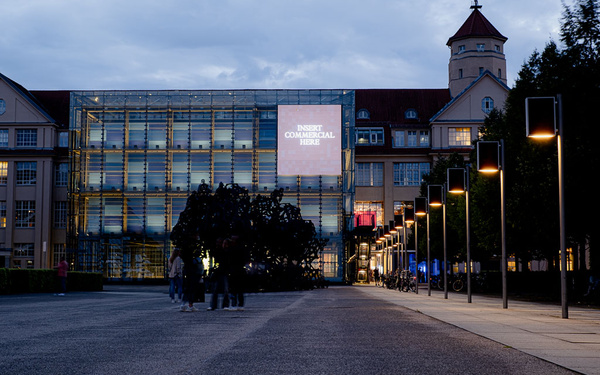 Zu sehen ist das Gebäude des ZKM von außen bei Nacht.