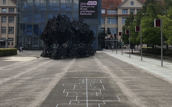 William Forsythe am ZKM Vorplatz und Außenbereich.
