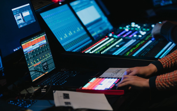 Zu sehen sind Displays und Hebel an einem Mischpult. 