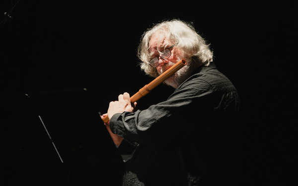 Zu sehen ist eine Person, die Flöte spielt. 