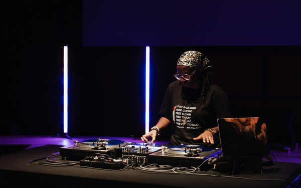 Zu sehen ist NikNak an einem DJ-Controller. 