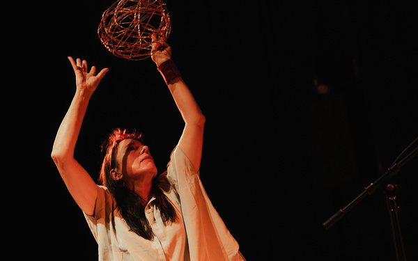 Zu sehen ist Laetitia Sonami, die eine sensorbasierte Musikperformance aufführt. 