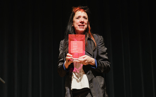 Zu sehen ist Laetitia Sonami mit dem Giga-Hertz-Hauptpreis für das Lebenswerk. 