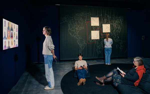 Mehrere Personen befinden sich in dem Austellungsraum zu Unfamiliar Ceilings.