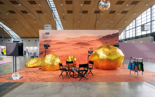 Marslandschaft mit Goldkugeln.