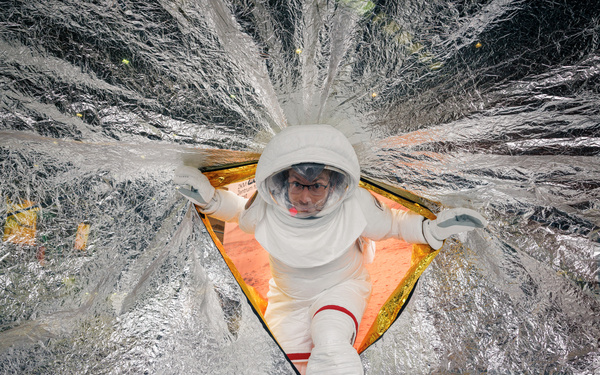 Astronaut in Goldkugel.