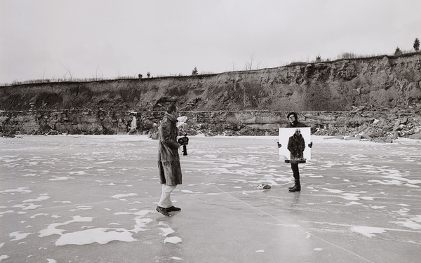 Gerry Schum and Robert Smithson during the filming of ›Fossil Quarry Mirror with Four Mirror Displacements‹, Cayuga Lake Region, New York State, March 1969 