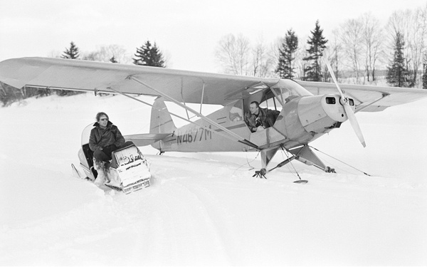 Gerry Schum and Dennis Oppenheim during the filming of ›Timetrack, Following the Timeborder Between Canada and USA‹, Fort Kent, 17 March 1969, Canada: 2:00 pm, USA: 3:00 pm