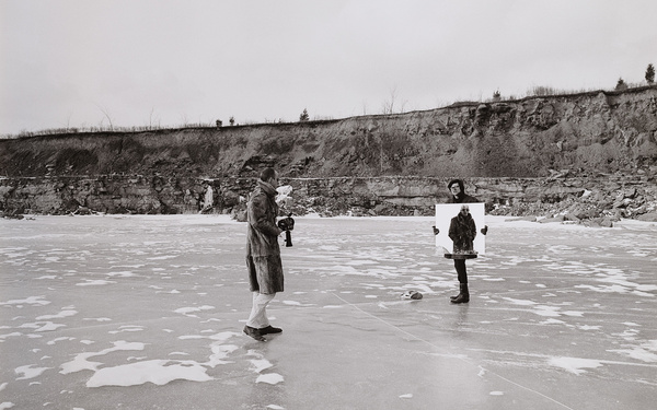 Gerry Schum und Robert Smithson während der Dreharbeiten zu Robert Smithsons ›Fossil Quarry Mirror with Four Mirror Displacements‹, Cayuga Lake Region, New York State, März 1969