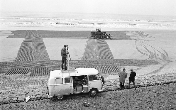 Während der Dreharbeiten zu Jan Dibbets’ ›12 Hours Tide Object with Correction of Perspective‹, Holländische Küste, Februar 1969