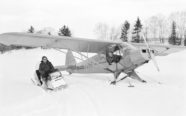 Gerry Schum und Dennis Oppenheim während der Dreharbeiten zu  ›Timetrack, Following the Timeborder Between Canada and USA‹, Fort Kent, 17. März 1969, Canada: 2:00 pm, USA: 3:00 pm