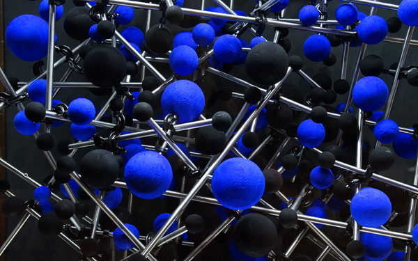 Moleküle in Blau und Schwarz