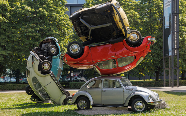 Übereinandergestapelte Autos