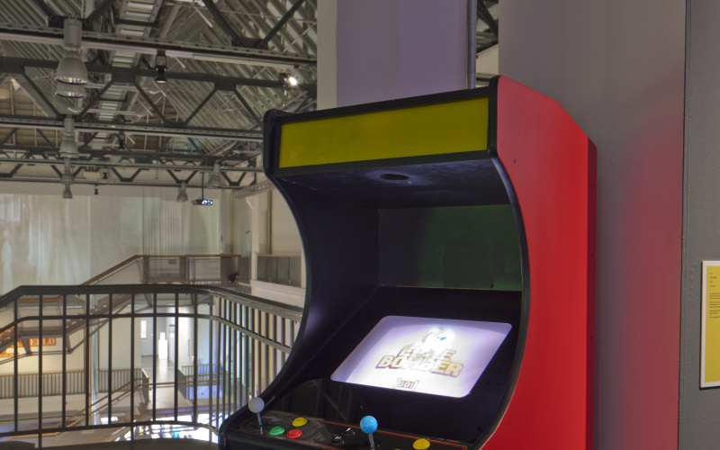 Ein Spielautomat, auf dem Display ist »EdgeBomber« zu lesen