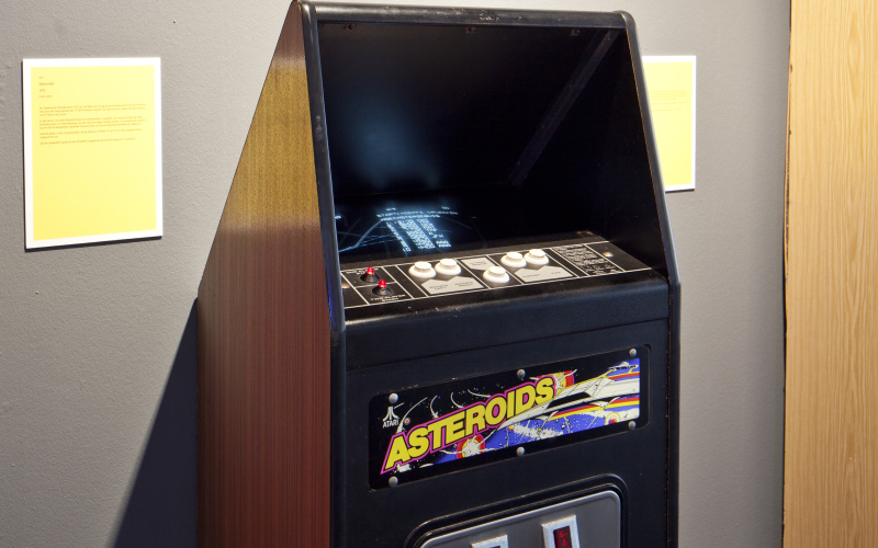 Ein Spielautomat mit der Aufschrift »Asteroids«