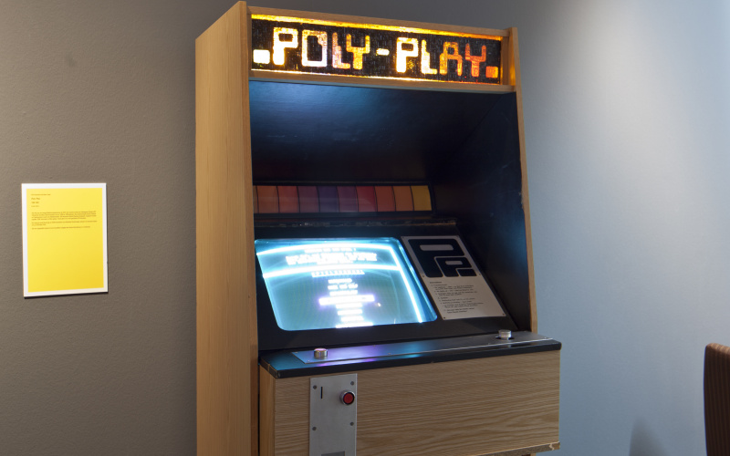 Ein Spielautomat mit der Aufschrift »Poly-Play«