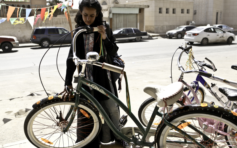 Ein Mädchen steht vor einem Fahrrad