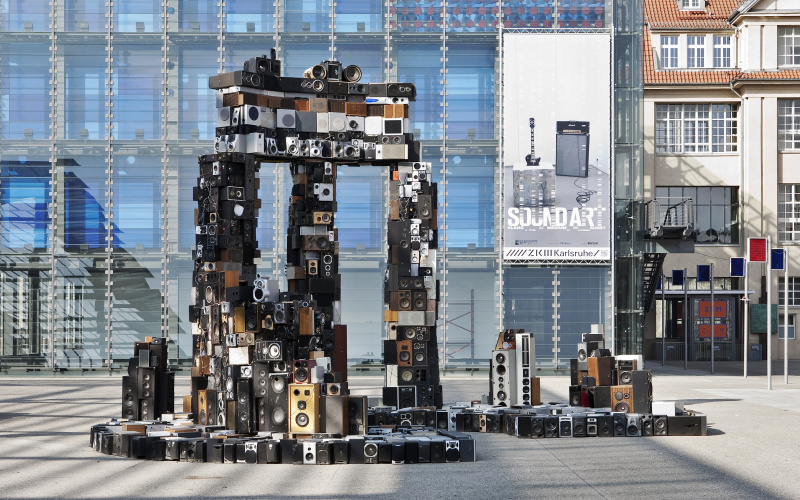 Außenansicht des ZKM mit Sound-Skulptur